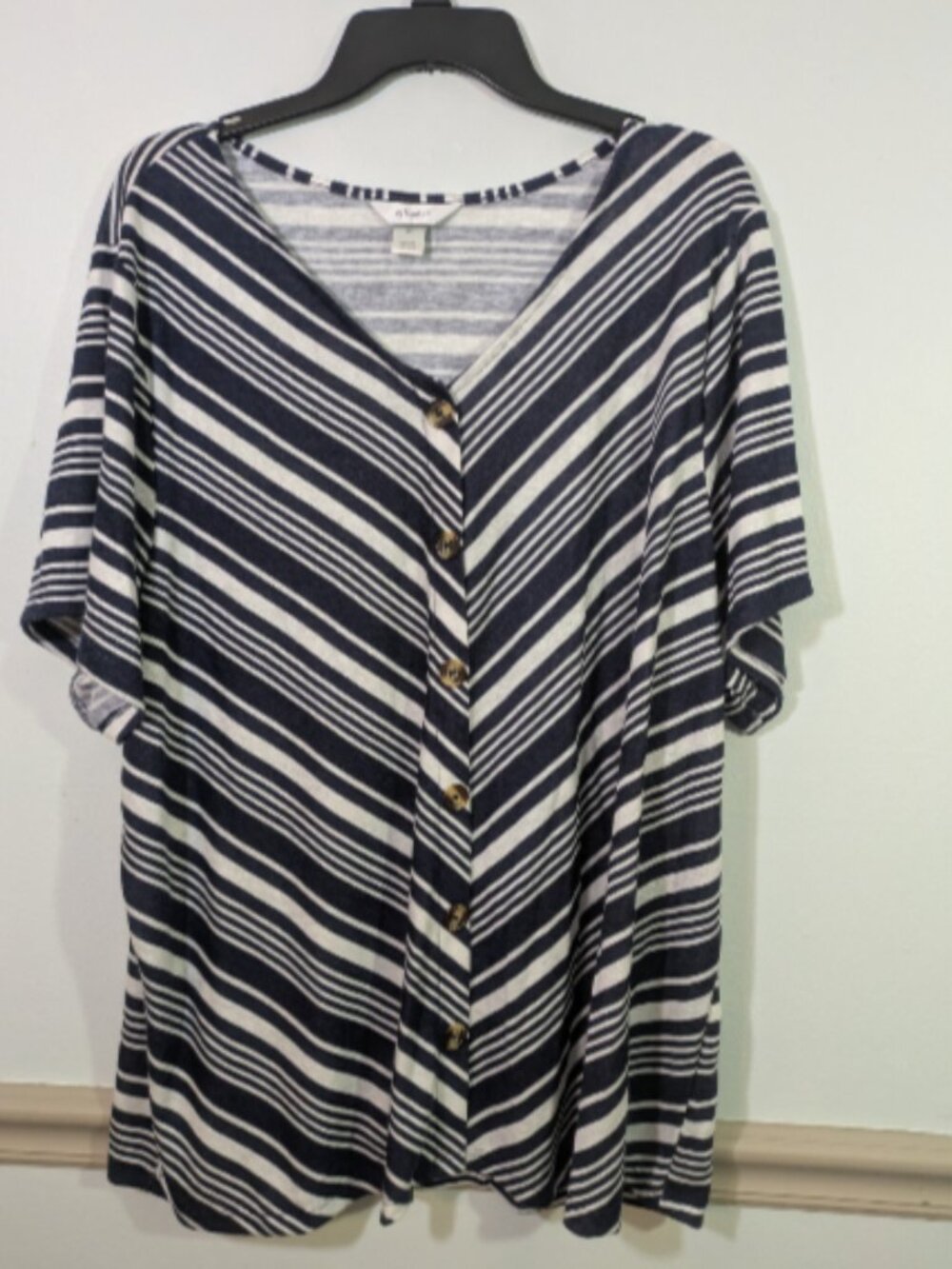 CJ Banks Short Sleeve Top Size 3X Navy Blue Chevron Stripes Button Accents